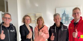 Mettmanner Hundeschwimmen: Spenden für Tierheim und Rettungshunde Siegfried Hornig vom Tierheim Hilden (l.) und Christian Muche von der DLRG-Ortsgruppe Mettmann (r.), bedanken sich bei Oliver Fredrich und Astrid Fredrich-Winzen (Projekthunde) und Bürgermeisterin Sandra Pietschmann für die Spende. Foto: Kreisstadt Mettmann