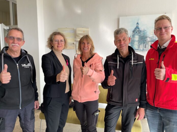 Siegfried Hornig vom Tierheim Hilden (l.) und Christian Muche von der DLRG-Ortsgruppe Mettmann (r.), bedanken sich bei Oliver Fredrich und Astrid Fredrich-Winzen (Projekthunde) und Bürgermeisterin Sandra Pietschmann für die Spende. Foto: Kreisstadt Mettmann