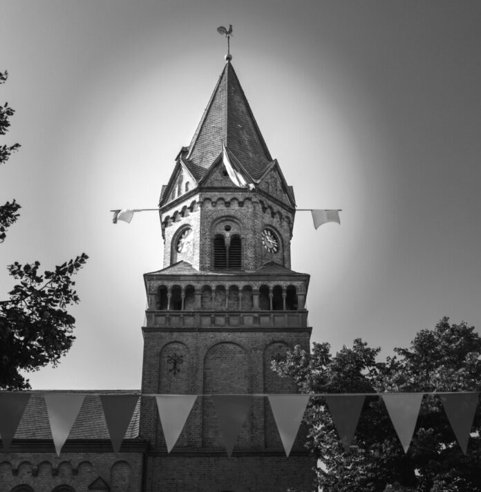 Vom Friedhof zu St. Anna und anschließende Kranzniederlegung auf der Drupnas. Die Lintorfer Schützen gedenke am Volkstrauertag, Bild: Alexander Heinz