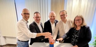 Start geglückt - zur Freude von Matthias Stahl, Projektleiter der IT-Umstellung, Sebastian Schöpper, Vorstand, Andreas Lösing, Vorstandsvorsitzender, Dominik Schlarmann, stv. Vorstandsvorsitzender, und Tanja Decking, Generalbevollmächtigte. Foto: Sparda-Bank West