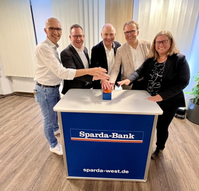 Start in die neue Welt Start geglückt - zur Freude von Matthias Stahl, Projektleiter der IT-Umstellung, Sebastian Schöpper, Vorstand, Andreas Lösing, Vorstandsvorsitzender, Dominik Schlarmann, stv. Vorstandsvorsitzender, und Tanja Decking, Generalbevollmächtigte. Foto: Sparda-Bank West
