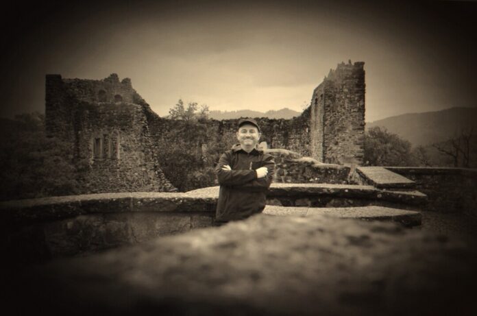 Stefan Melneczuk liest Gruselgeschichten am Halloween-Abend. Fotorechte: Autor