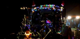 Bunte Weihnachtstrecker ziehen wieder durch Velbert Sie fahren seit Jahren: Bunt beleuchtet geht es mit Traktoren unter anderem durch Neviges. Foto: Volkmann