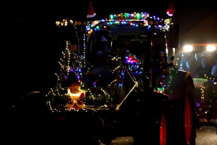 Sie fahren seit Jahren: Bunt beleuchtet geht es mit Traktoren unter anderem durch Neviges. Foto: Volkmann Sie fahren seit Jahren: Bunt beleuchtet geht es mit Traktoren unter anderem durch Neviges. Foto: Volkmann