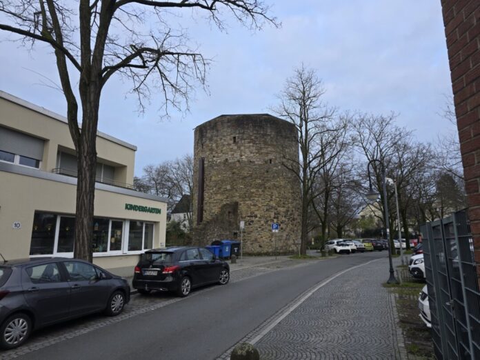 Zugang zum JuTu von der Turmstrasse aus, zwischen Kindergarten und Dickem Turm, Bild: Alexander Heinz