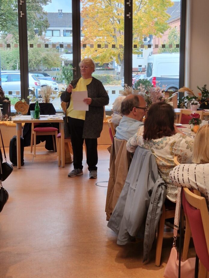 Die Autorin Melda-Sabine Fischer sorgte für einen humorvollen Nachmittag im Mehrgenerationentreff Tiefenbroich, Foto: Stadt Ratingen