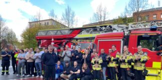 Feuerwehr verabschiedet Paul Nerowski in den Ruhestand Großer Beifall für einen sehr geschätzten Kameraden: Bürgermeisterin Sandra Pietschmann und viele aktive und einige pensionierte Feuerwehrleute haben heute Hauptbrandmeister Paul Nerowski in den Ruhestand verabschiedet. Foto: Kreisstadt Mettmann