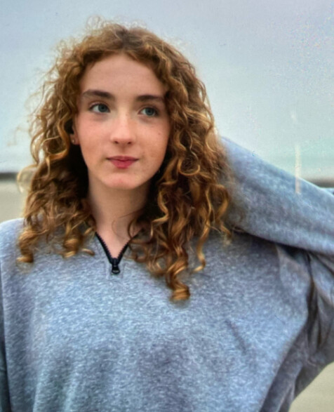 Tjorven Virginia J. ist circa 1,75 Meter groß und schlank. Sie hat lange lockige Haare. Sie ist mit einer hellen Jogginghose, einem dunklen Hoodie und vermutlich weißen Sneakern bekleidet. Foto: Polizei