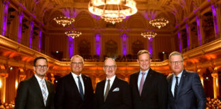 Top-Ökonom beim Volksbank-Symposium Der Top-Ökonom Prof. Dr. Lars Feld (M.) war der Redner beim Volksbank-Symposium. Die Vorstände, Christian Fried, Andreas Otto und Henning Wichart sowie Aufsichtsratsvorsitzender Thomas Schäfer (v. l.) begrüßten ihn in der Historischen Stadthalle. Foto: Volksbank/Bettina Osswald