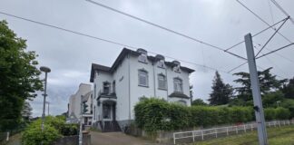 Jeder Ratinger ist daran schon mal vorbeigekommen, Zeit mal hineinzuschauen. Die Weisse Villa an der Düsseldorfer Str, gegenüber der Tankstelle, Biild: Alexander Heinz