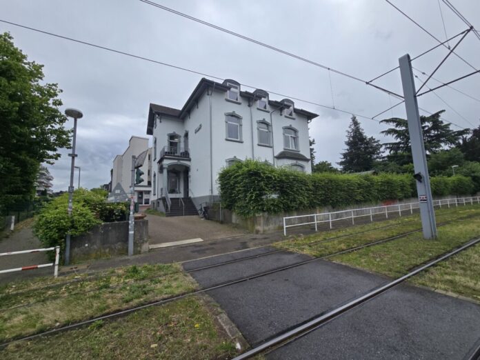 Jeder Ratinger ist daran schon mal vorbeigekommen, Zeit mal hineinzuschauen. Die Weisse Villa an der Düsseldorfer Str, gegenüber der Tankstelle, Biild: Alexander Heinz