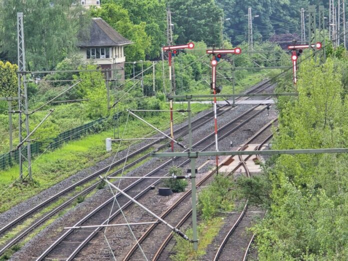 Bei bestimmten Verkehrsinfrastrukturprojekten müssen die Signale auf Fahrt gestellt werden, Bild: Ratinger Westbahnstrecke, Alexander Heinz