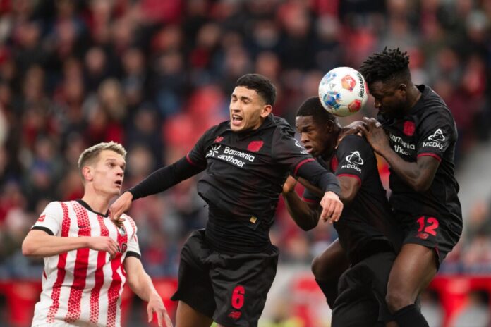Ezequiel Fernández (2.v.l-r) verletzte sich in der Partie gegen Freiburg. 