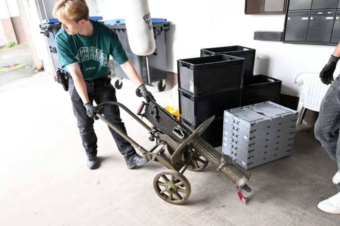 Weiteres Geheimversteck mit Waffen in Remscheid entdeckt Polizisten transportieren ein Maschinengewehr ab.