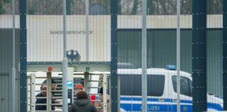 Die Bundesanwaltschaft will Haftbefehle beantragen. Ab dem Vormittag sollen die drei Festgenommenen beim Ermittlungsrichter des Bundesgerichtshofs vorgeführt werden. 