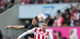 Kölns Isak Johannesson (r) und Augsburgs Robin Fellhauer kämpfen um den Ball.