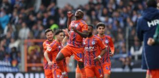 Schalke 04 rettete einen knappen 2:1-Sieg in Bielefeld.