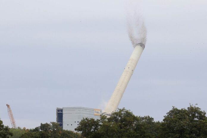 Der Schornstein kippte wie geplant zur Seite weg.