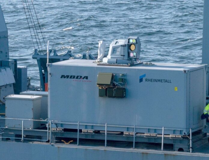 Laserwaffe für die Marine Auf See wurde der von MBDA und Rheinmetall entwickelte Hochenergie-Laser zur Drohnenabwehr schon getestet. Jetzt wurde er zu einem Bundeswehr-Schießplatz ins Emsland gebracht, wo weitere Test geplant sind. (Handout)