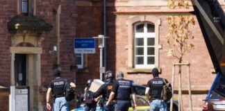 Kurz nach dem Angriff in Bielefeld wurde der mutmaßliche Täter in Karlsruhe einem Haftrichter vorgeführt. Hier tragen Polizisten Akten vom Helikopter zu einem Fahrzeug. (Archivbild)