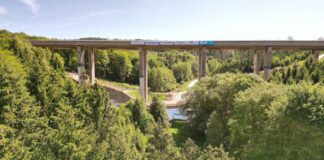 Die alte Sterbecke-Talbrücke an der Autobahn 45 kurz vor der Sprengung im Mai 2023. (Archivbild)