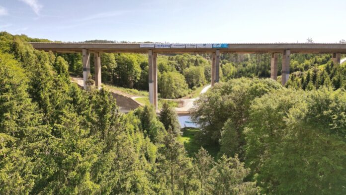 Die alte Sterbecke-Talbrücke an der Autobahn 45 kurz vor der Sprengung im Mai 2023. (Archivbild)