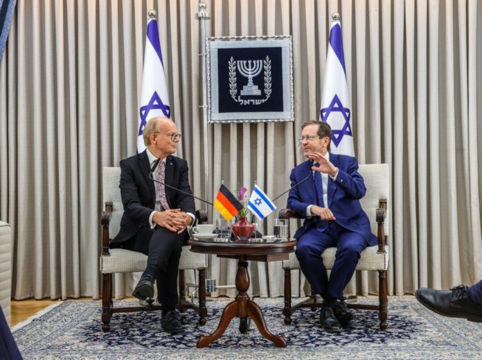 Nordrhein-Westfalens Landtagspräsident Kuper in Israel Landtagspräsident André Kuper (li.) und Israels Staatspräsident Izchak Herzog
