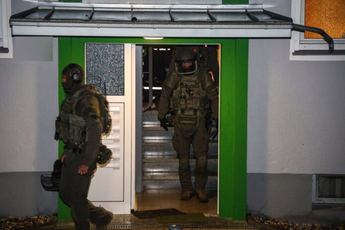 Verdächtiger nach mutmaßlichem Tötungsdelikt festgenommen Spezialkräfte stürmten die Wohnung des 51-Jährigen in Ennepetal.