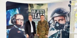 Minister Limbach lässt sich erneut für Bundeswehr mustern Justizminister Benjamin Limbach (li., Grüne) beim Musterungstermin im Düsseldorfer Karrierecenter der Bundeswehr mit Oberstleutnant Marcel D.