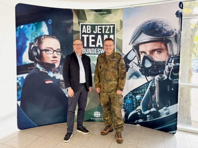 Justizminister Benjamin Limbach (li., Grüne) beim Musterungstermin im Düsseldorfer Karrierecenter der Bundeswehr mit Oberstleutnant Marcel D.