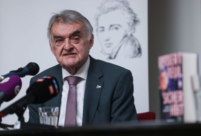 NRW-Innenminister Herbert Reul (CDU) hat sein erstes Buch vorgestellt.