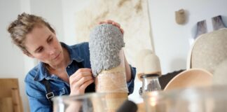 Trauerarbeit beim Urnenbau – Friedhofswesen im Umbruch Eine Urne entsteht mit Material aus der Alltagswelt der Toten - Angehörige können selbst Hand anlegen