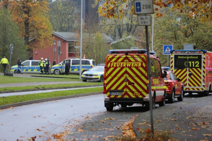 In Bielefeld hat die Polizei einen Platz großräumig abgesperrt. 