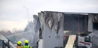 Explosion in Lkw-Werkstatt – zwei lebensgefährlich Verletzte Die Halle wurde stark beschädigt.