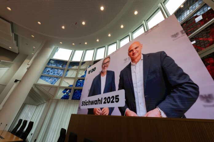 Thomas Westphal (SPD, links) wurde abgewählt. Er ließ jetzt erneut über den Brandmauerbeschluss im Dortmunder Rat abstimmen. Sein Nachfolger als Oberbürgermeister ist Alexander Kaluti (CDU). (Archivbild)