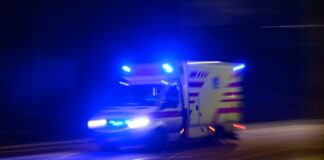 Per Rettungswagen wurden die drei Verletzten am Abend in ein Krankenhaus gebracht. (Symbolbild)
