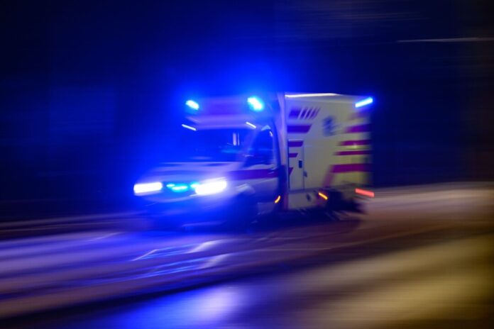 Per Rettungswagen wurden die drei Verletzten am Abend in ein Krankenhaus gebracht. (Symbolbild)