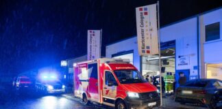 Großeinsatz wegen Kohlenmonoxid-Vergiftungen in einer Kölner Kartbahn. Offenbar war die Lüftung defekt.