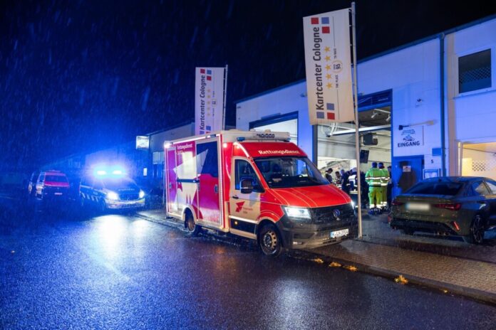 Großeinsatz wegen Kohlenmonoxid-Vergiftungen in einer Kölner Kartbahn. Offenbar war die Lüftung defekt.