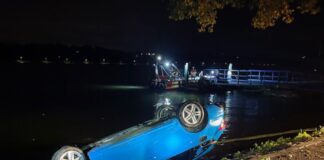 Ein Auto rollt in den Baldeneysee in Essen. Die Insassen konnten sich retten. 