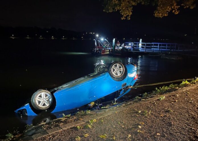 Ein Auto rollt in den Baldeneysee in Essen. Die Insassen konnten sich retten. 