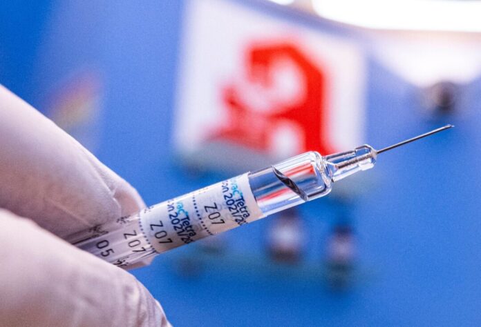 Apotheken rufen zur «langen Nacht des Impfens» auf Grippeschutz- und Coronaimpfungen gibt es heute in vielen NRW-Apotheken bis zum späten Abend. (Symbolbild)