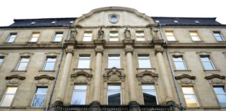Ein ehemaliger Bauunternehmer ist am Wuppertaler Amtsgericht wegen illegaler Giftmüll-Verklappung zu Gefängnishaft verurteilt worden. (Archivbild)