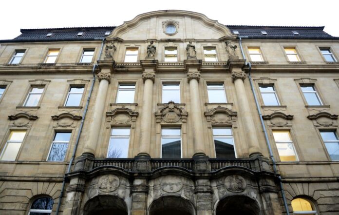 Ein ehemaliger Bauunternehmer ist am Wuppertaler Amtsgericht wegen illegaler Giftmüll-Verklappung zu Gefängnishaft verurteilt worden. (Archivbild)