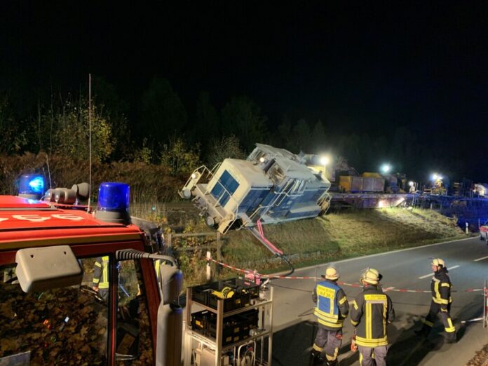 Entgleiste Güterzuglok in Schräglage - Bundesstraße gesperrt Eine Güterzuglok ist im Hochsauerlandkreis an einer Bundesstraße entgleist. Dabei gab es keine Verletzten.