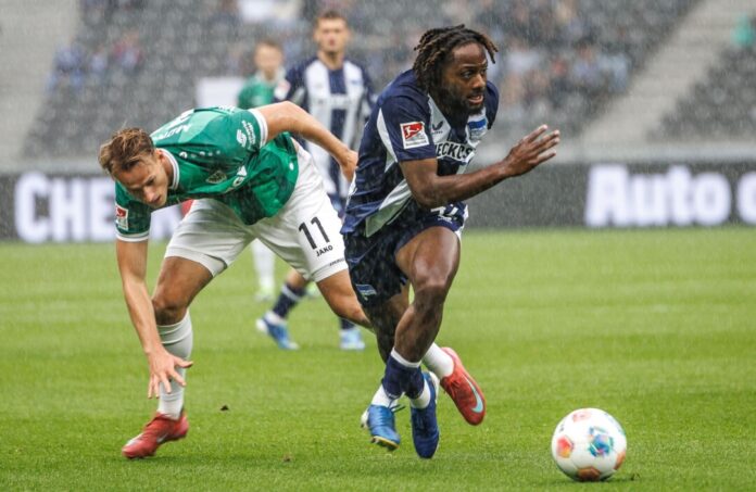 Deyovaisio Zeefuik (r) Deyovaisio Zeefuik (r) wird den Berlinern mindestens zwei Spiele fehlen. (Archivbild)
