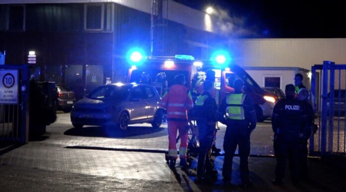 Stoff löst Großeinsatz in Wäscherei Extremer Gestank in einer Wäscherei löste den Großeinsatz aus.