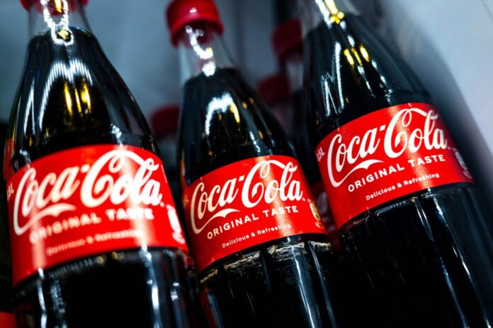 Coca-Cola Europacific Partners hat 24 Standorte in Deutschland für Produktion und Logistik. Dort sind insgesamt 6.500 Menschen beschäftigt.