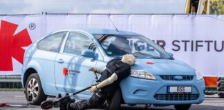 Crashtest mit einem E-Scooter: Ein abbiegendes Auto erfasst den Dummy - der prallt hart auf den Wagen.