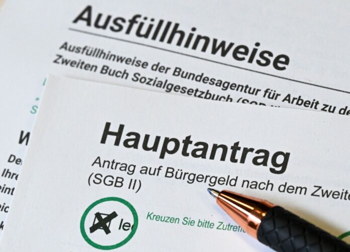 Bürgergeld-Antrag In Nordrhein-Westfalen bekommen mehr als 1,5 Millionen Menschen Bürgergeld. (Symbolbild)